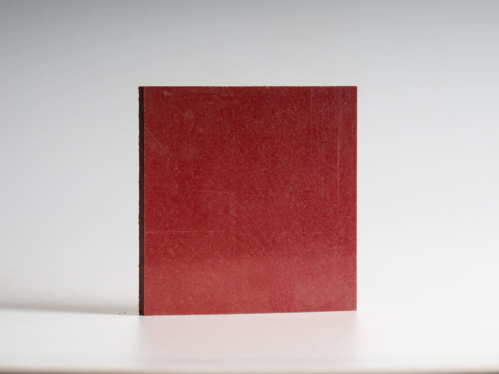 Laminato tipologia mold epossidico di colore rosso vista obliqua